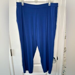 Susan Graver liquid knit Capri pants. Blue. Women’s  size Large. NWOT
